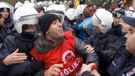 Bakanlık önünde çadır kuran sendikalıları polis gözaltına aldı