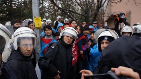 Bakanlık önünde çadır kuran sendikalıları polis gözaltına aldı