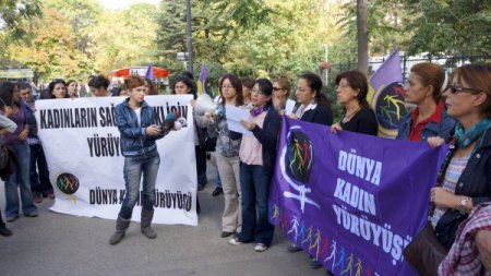 Bakanlık önünde kadınların sağlık hakları için yürüdüler