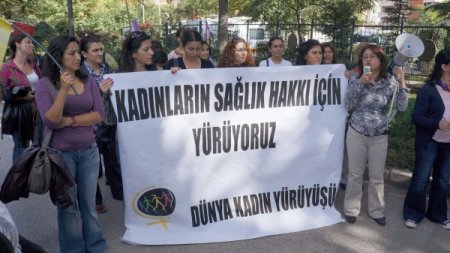 Bakanlık önünde kadınların sağlık hakları için yürüdüler