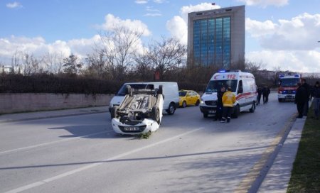 Bakanlık önünde otomobili takla atan sürücü yaralandı