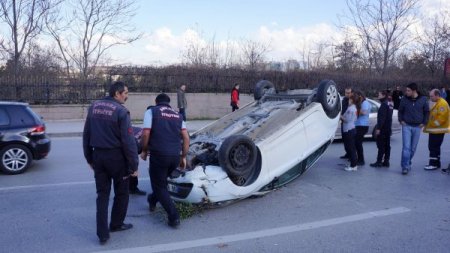 Bakanlık önünde otomobili takla atan sürücü yaralandı