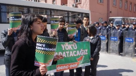 Bakanlık önünde YÖK protestosu