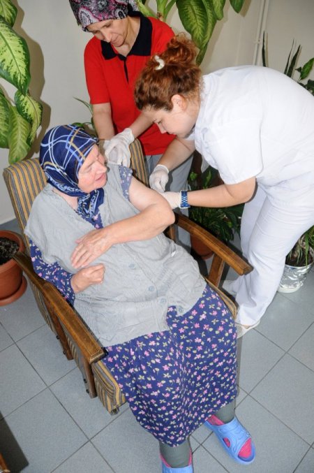 Bakımevinde kalan yaşlılar gribe karşı aşılandı