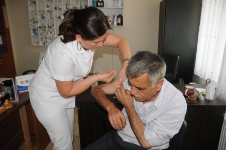 Bakımevinde kalan yaşlılar gribe karşı aşılandı