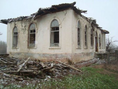 Bakımsız tarihî okul, can güvenliğini tehdit ediyor
