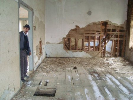 Bakımsız tarihî okul, can güvenliğini tehdit ediyor