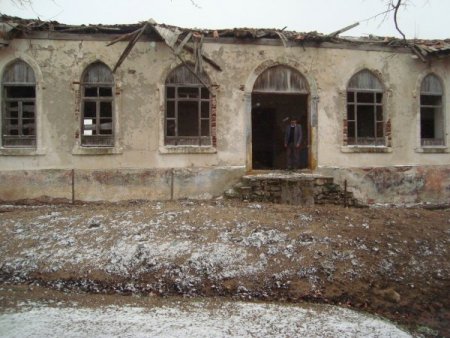 Bakımsız tarihî okul, can güvenliğini tehdit ediyor