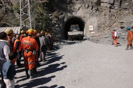 Bakır madeninde göçük: 1 ölü, 1 yaralı