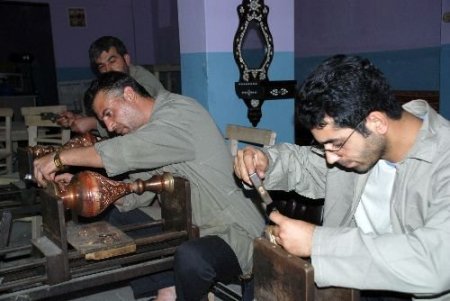 Bakırcılığı Yaşatmak İçin Okulunu Açtı