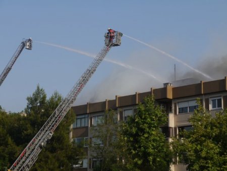Bakırköy'de Paniğe Sebep Olan Yangın Söndürüldü
