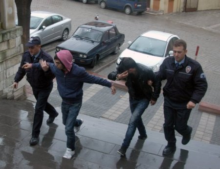 Bakkal hırsızları adliyeye sevk edildi