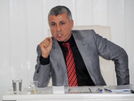 Baklavalı meclis toplantısında başkan ve meclis üyesi tartıştı