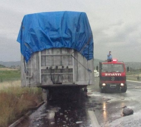 Balataları ısınan klor yüklü TIR yandı