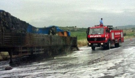 Balataları ısınan klor yüklü TIR yandı