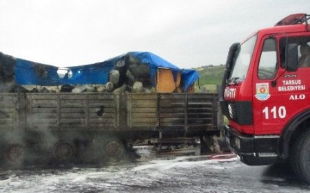 Balataları ısınan klor yüklü TIR yandı