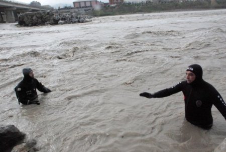 Balık Adamlar Çivileme Metodu İle Arama Yapıyor