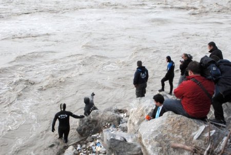 Balık Adamlar Çivileme Metodu İle Arama Yapıyor