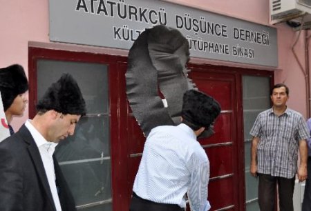 Balıkesir Alperen Ocakları Üyeleri Çölaşan'a Tepki Göstererek, Add'ye Siyah Çelenk Bıraktı