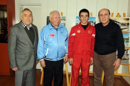 Balıkesir Belediye Başkanı Ok, başarılı sporcuyu altınla ödüllendirdi