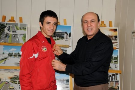 Balıkesir Belediye Başkanı Ok, başarılı sporcuyu altınla ödüllendirdi