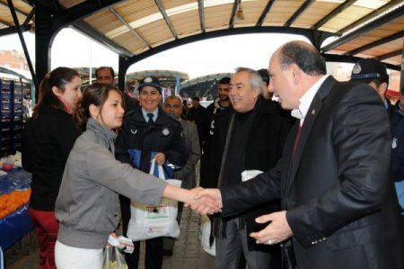 Balıkesir Belediye Başkanı Ok, Pazaryerinde Çevreci Torba Dağıttı