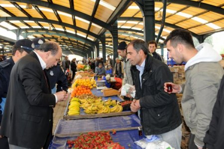 Balıkesir Belediye Başkanı Ok, Pazaryerinde Çevreci Torba Dağıttı