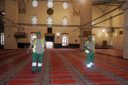 Balıkesir Belediyesi camileri gül suyuyla yıkıyor