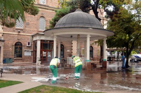 Balıkesir Belediyesi camileri gül suyuyla yıkıyor