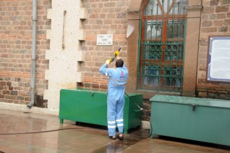 Balıkesir Belediyesi camileri gül suyuyla yıkıyor