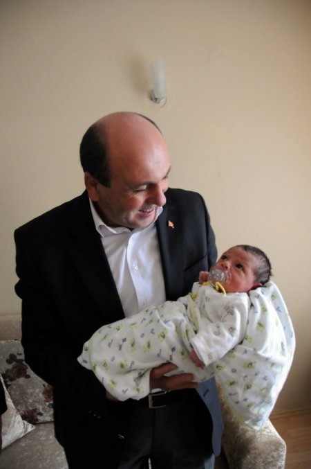 Balıkesir Belediyesi Doğan Her Bebeğe Hemşehrilik Beratı Veriyor