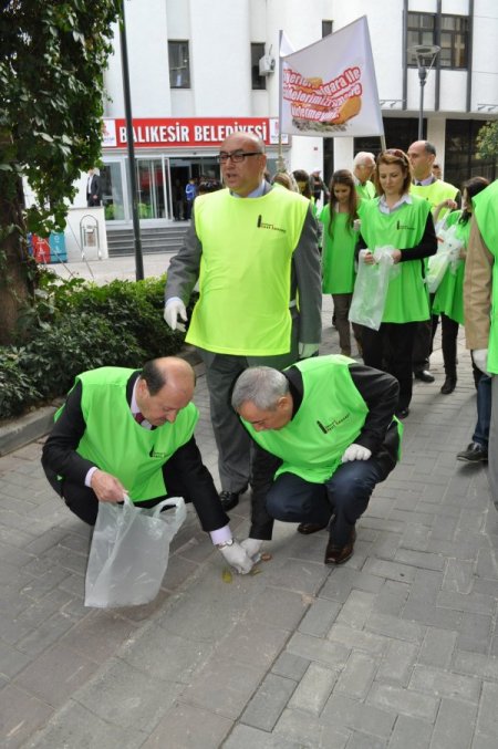 Balıkesir Kent Konseyi caddeleri izmaritten temizledi