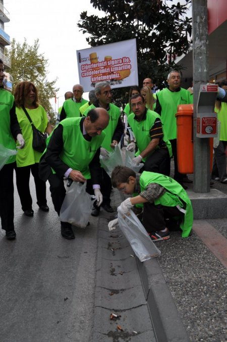 Balıkesir Kent Konseyi caddeleri izmaritten temizledi