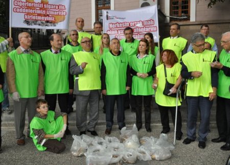 Balıkesir Kent Konseyi caddeleri izmaritten temizledi