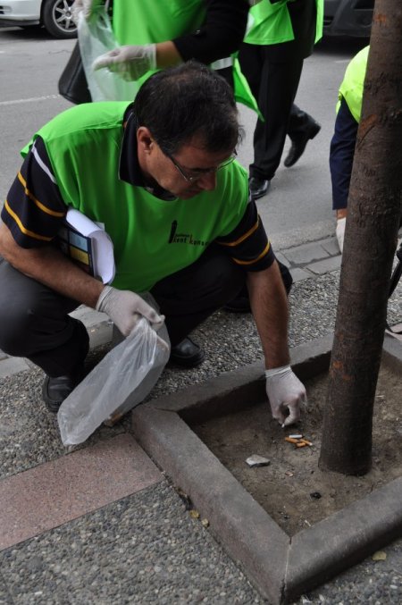 Balıkesir Kent Konseyi caddeleri izmaritten temizledi