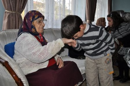 Balıkesir Merve Derneği Bayramda Yaşlıları Unutmadı