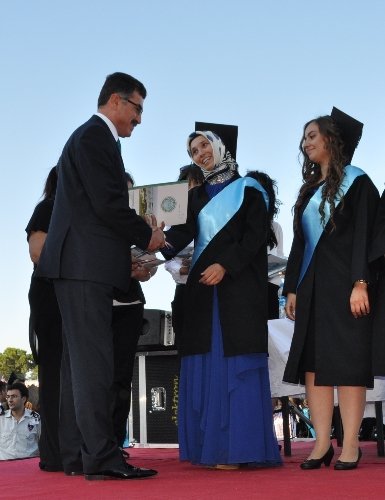 Balıkesir Üniversitesi'nde 7 bin öğrenci mezuniyet sevinci yaşadı