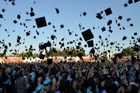 Balıkesir Üniversitesi'nde 7 bin öğrenci mezuniyet sevinci yaşadı