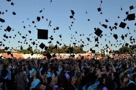 Balıkesir Üniversitesi'nde 7 bin öğrenci mezuniyet sevinci yaşadı