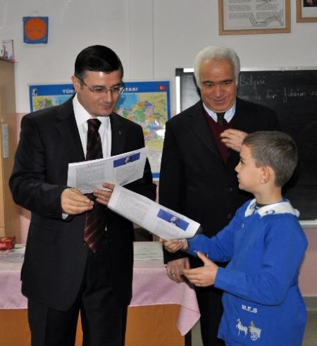 Balıkesir Valisi Arslan, Köylerdeki Öğrencilerin Karnelerini Verdi