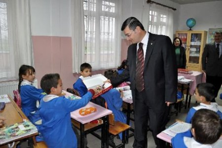 Balıkesir Valisi Arslan, Köylerdeki Öğrencilerin Karnelerini Verdi