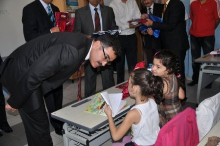 Balıkesir Valisi Turhan, okulla tanışan miniklere hediye verdi