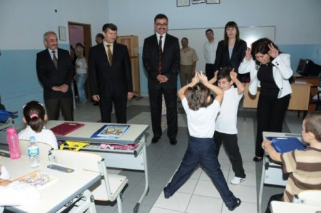 Balıkesir Valisi Turhan, okulla tanışan miniklere hediye verdi