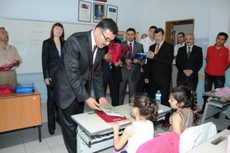 Balıkesir Valisi Turhan, okulla tanışan miniklere hediye verdi
