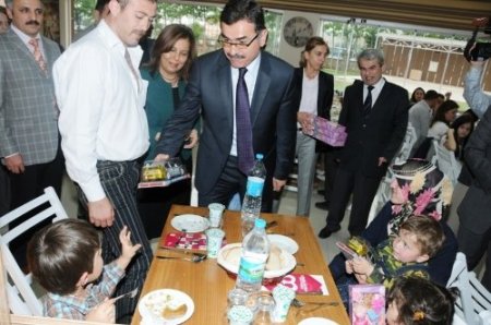 Balıkesir Valisi Turhan: Aile toplumu birarada tutan önemli bir güç kaynağıdır