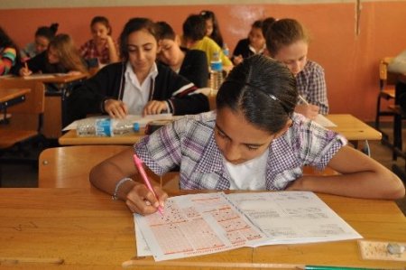 Balıkesir'de 24 bin öğrenci okuduğu kitaptan sınava girdi