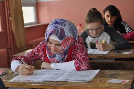 Balıkesir'de 24 bin öğrenci okuduğu kitaptan sınava girdi