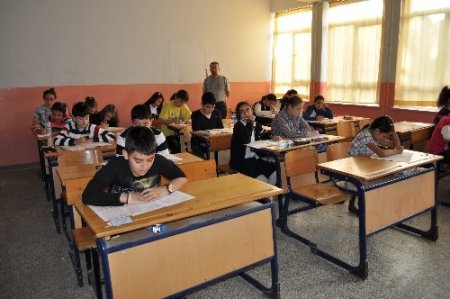 Balıkesir'de 24 bin öğrenci okuduğu kitaptan sınava girdi