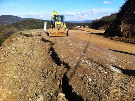 Balıkesir'de aşırı yağışlar sebebiyle yollarda heyelan meydana geldi