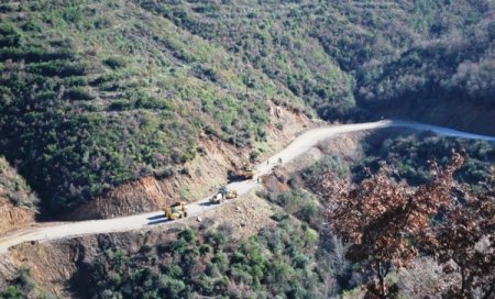 Balıkesir'de aşırı yağışlar sebebiyle yollarda heyelan meydana geldi